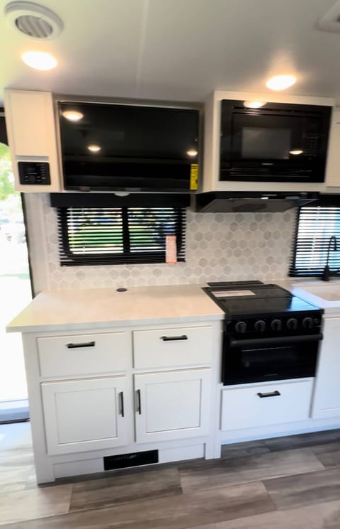 2024 Jayco Jay Feather *Delivery or p/u available* Towable trailer in Monrovia