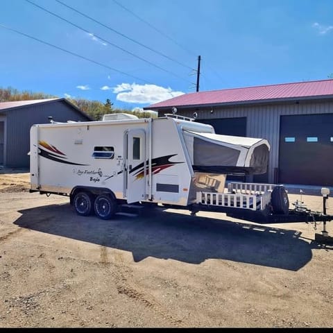 2006 Jayco Jay Feather Baja 25BK Towable trailer in Rice Lake