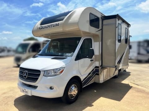 Luxurious Mercedes Sprinter Thor Quantum Motorhome Drivable vehicle in Tomball