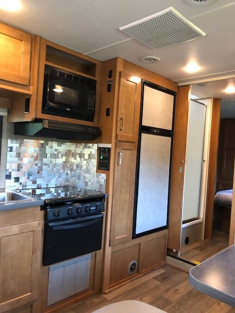 Captain! Winnebago Minnie Winnie 31'-7 Passengers Drivable vehicle in Sun Valley