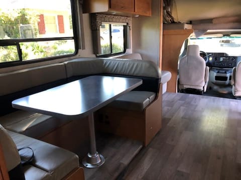 Captain! Winnebago Minnie Winnie 31'-7 Passengers Drivable vehicle in Sun Valley