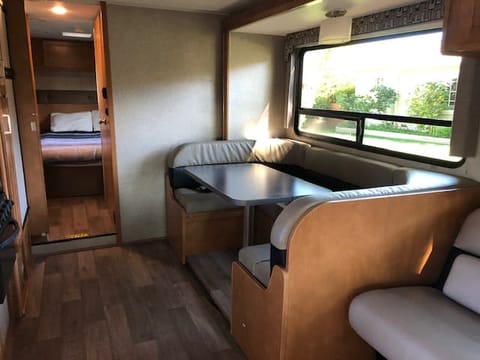 Captain! Winnebago Minnie Winnie 31'-7 Passengers Drivable vehicle in Sun Valley