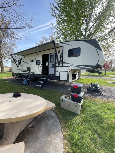 2020 Crossroads Volante 310BH 5th Wheel Towable trailer in Caldwell