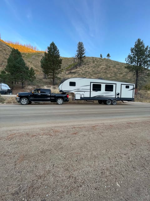 2020 Crossroads Volante 310BH 5th Wheel Towable trailer in Caldwell