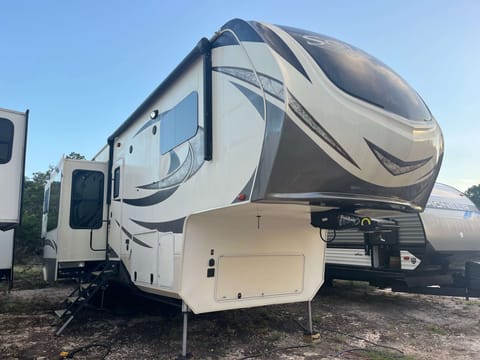 43’ Luxurious & Spacious 5th Wheel Towable trailer in Spring Branch