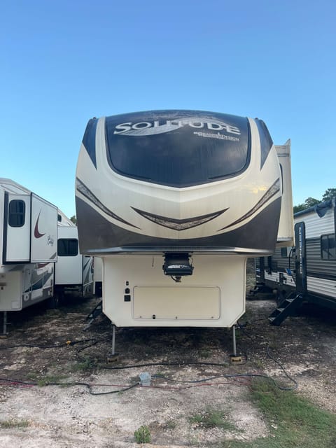 43’ Luxurious & Spacious 5th Wheel Towable trailer in Spring Branch