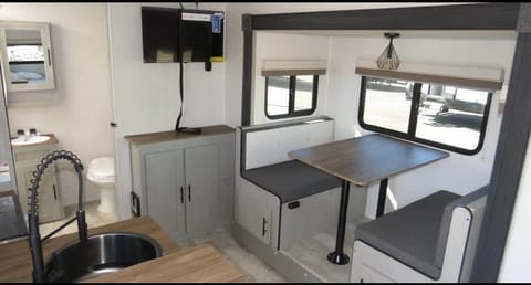 24' Sleeps 4, True Queen - Off Grid Ready - Aly Towable trailer in Albany