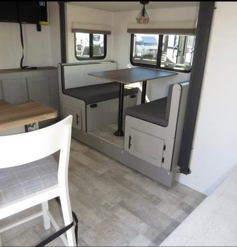 24' Sleeps 4, True Queen - Off Grid Ready - Aly Towable trailer in Albany