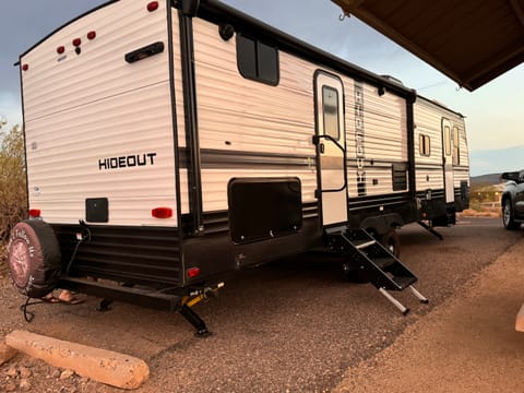 HIDEEEE -2023 Keystone RV Hideout 29DFSWE Towable trailer in Surprise