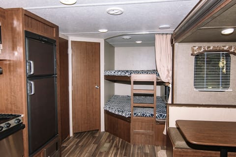 BaseCamp Hideout - 1 slide bunkhouse for families! Towable trailer in Spokane Valley