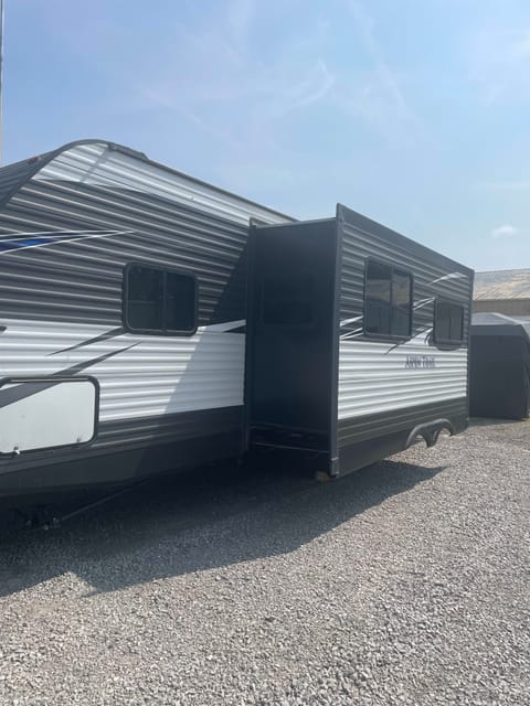 Rudolph Family Escape Camper Rental Towable trailer in Liberty