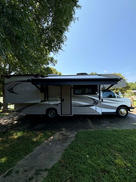 RB’s Pet Friendly RV Drivable vehicle in Salisbury