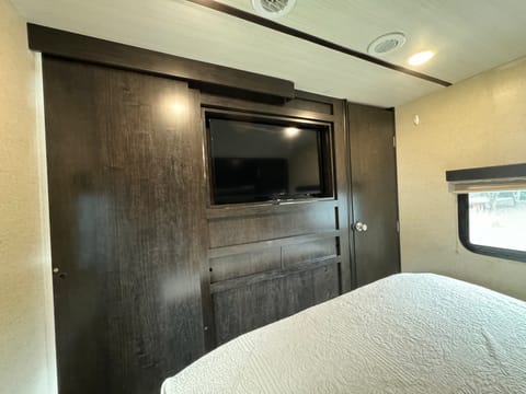 Traveling Spirit Bunkhouse Towable trailer in Klamath Falls