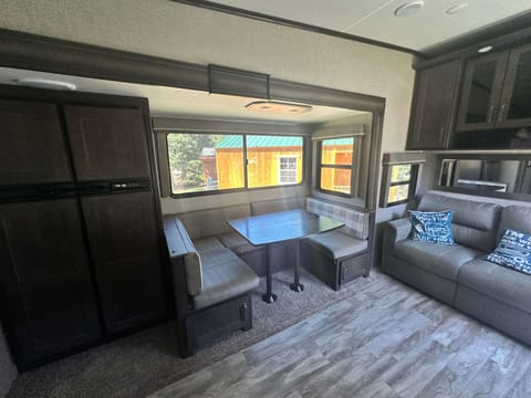 Kid-Friendly Fifth Wheel - only delivery available Towable trailer in Spearfish