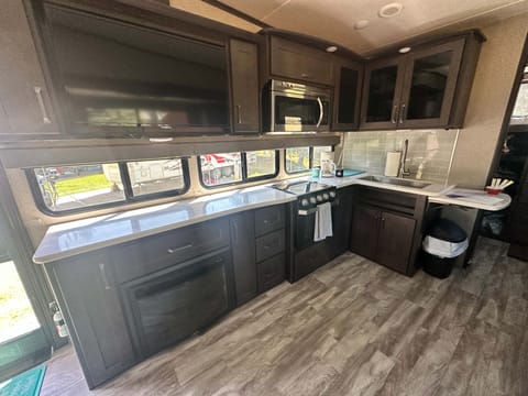 Kid-Friendly Fifth Wheel - only delivery available Towable trailer in Spearfish