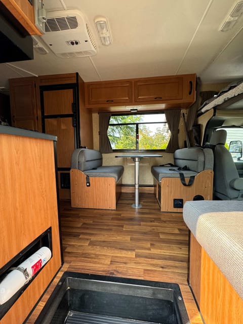 2017 Majestic "Queen" Fully Stocked Pet Friendly Drivable vehicle in Mukilteo