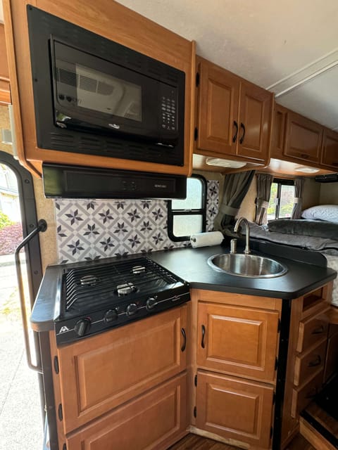 2017 Majestic "Queen" Fully Stocked Pet Friendly Drivable vehicle in Mukilteo