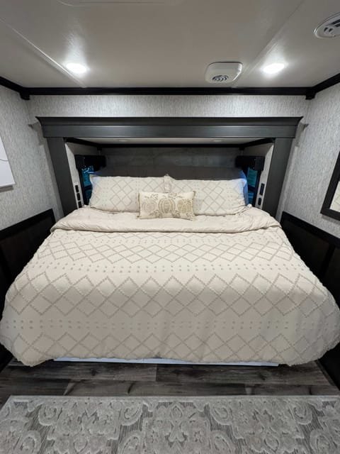 2023 Luxury Redwood Fifth Wheel Towable trailer in Goodlettsville