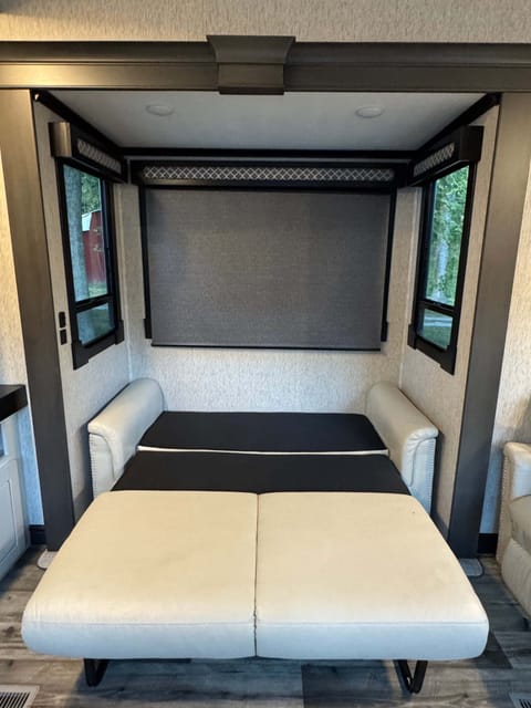 2023 Luxury Redwood Fifth Wheel Towable trailer in Goodlettsville