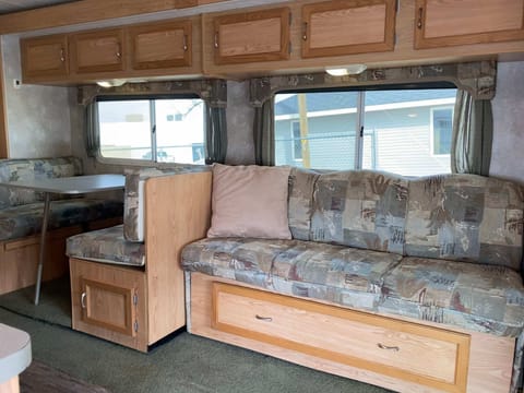 2004 Coachmen RV Freedom Express 31SE Drivable vehicle in Casper