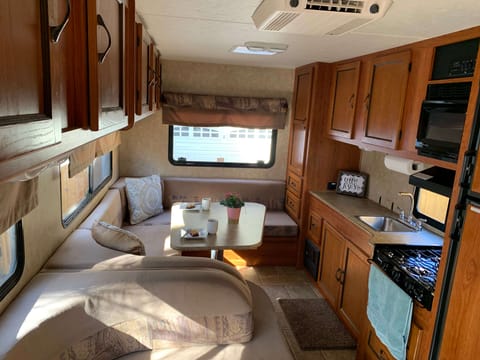 2010 Coachmen RV Freelander Dreamer Series 23DD Drivable vehicle in Casper