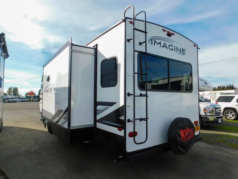 34' Trailer - Dual Slides, Full Living, Sleeps 6 Towable trailer in Leander