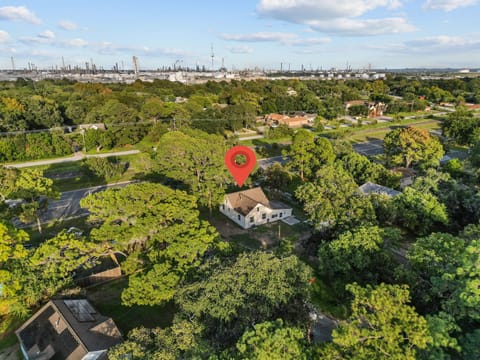 Located right off of Highway 3 near 519. 3 miles to refineries.