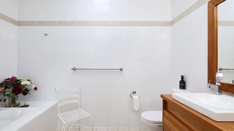 Combined shower/tub, hair dryer, towels