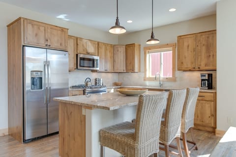 Kitchen | Cooking Basics | Coffee Maker | Trash Bags & Paper Towels Provided