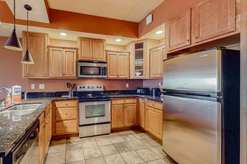 5th-floor resort condo with jetted tub, fireplaces, washer\/dryer, BBQ area, & AC Eigentumswohnung in Wisconsin Dells