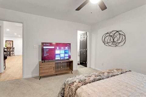 1 bedroom, desk, WiFi