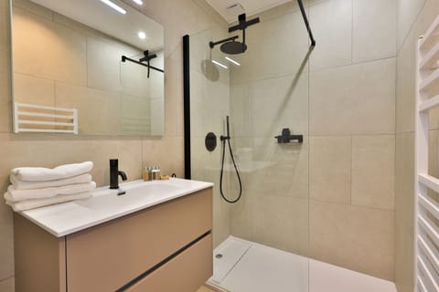 Shower room. En-suite bedroom.
Non-contractual photo