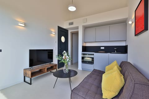 Living room and equipped kitchen.
Non-contractual photo