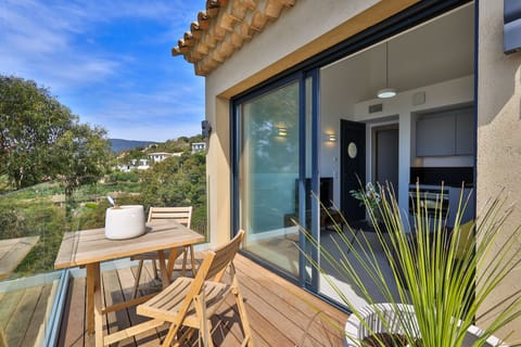 Terrace with dining area.
Non-contractual photo
