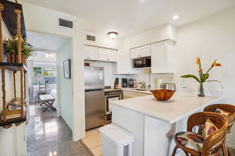 Fridge, oven, stovetop, coffee/tea maker