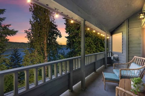 Find total serenity on the deck with a good book and a refreshing beverage!