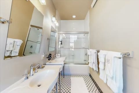 Combined shower/tub, hair dryer, towels