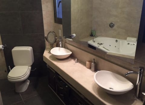 Jetted tub, hair dryer, bidet, towels