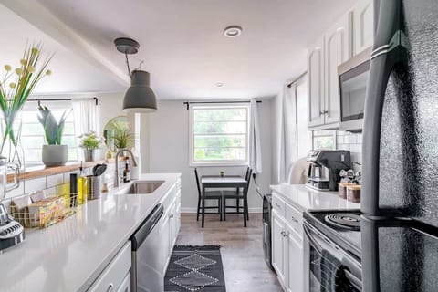 Guest Favorite Airbnb
Complete Culinary Haven Step into our kitchen, equipped with a Frigidaire refrigerator, electric stove, single oven, microwave, and dishwasher. From pots and pans to cooking basics, everything you need for cooking is at your fin