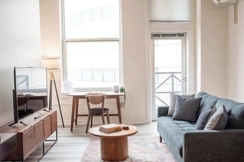 TWO CozySuites 5BR Queen Apt with Skybridge Access