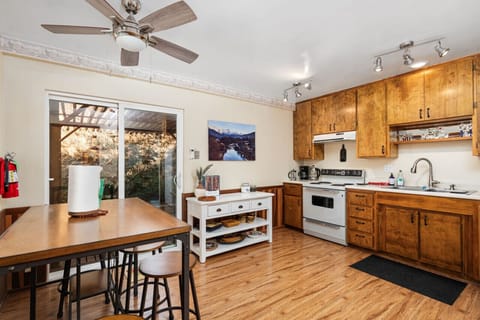 Fridge, oven, stovetop, coffee/tea maker