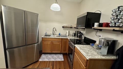 Fridge, oven, stovetop, coffee/tea maker