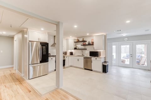 Private kitchen | Fridge, microwave, oven, stovetop