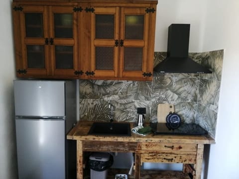 Fridge, stovetop, coffee/tea maker, highchair