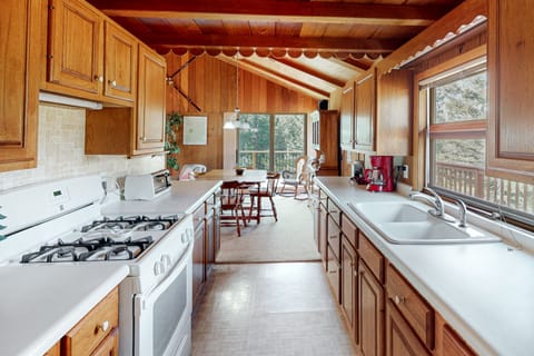 Dog-friendly cabin with spacious deck, fireplace, & private W\/D Bungalow standard in Allenspark