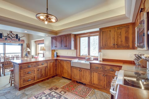 Kitchen | Equipped w/ Cooking Essentials