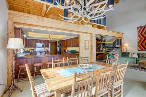 Dining Area | Dishware & Flatware Provided