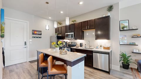 Fully Stocked Eat-in Kitchen, Filtered Water, Coffee (single, carafe,French pr)