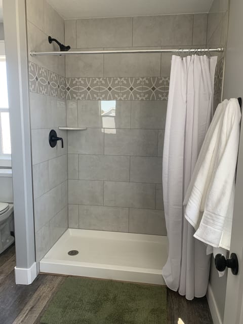 Combined shower/tub, hair dryer, towels, soap