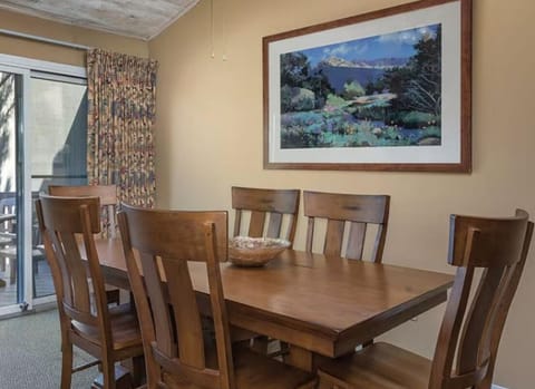 Escape to the mountains.  Cozy fireplace beautiful 1 bedroom with full kitchen. Resort in Flagstaff
